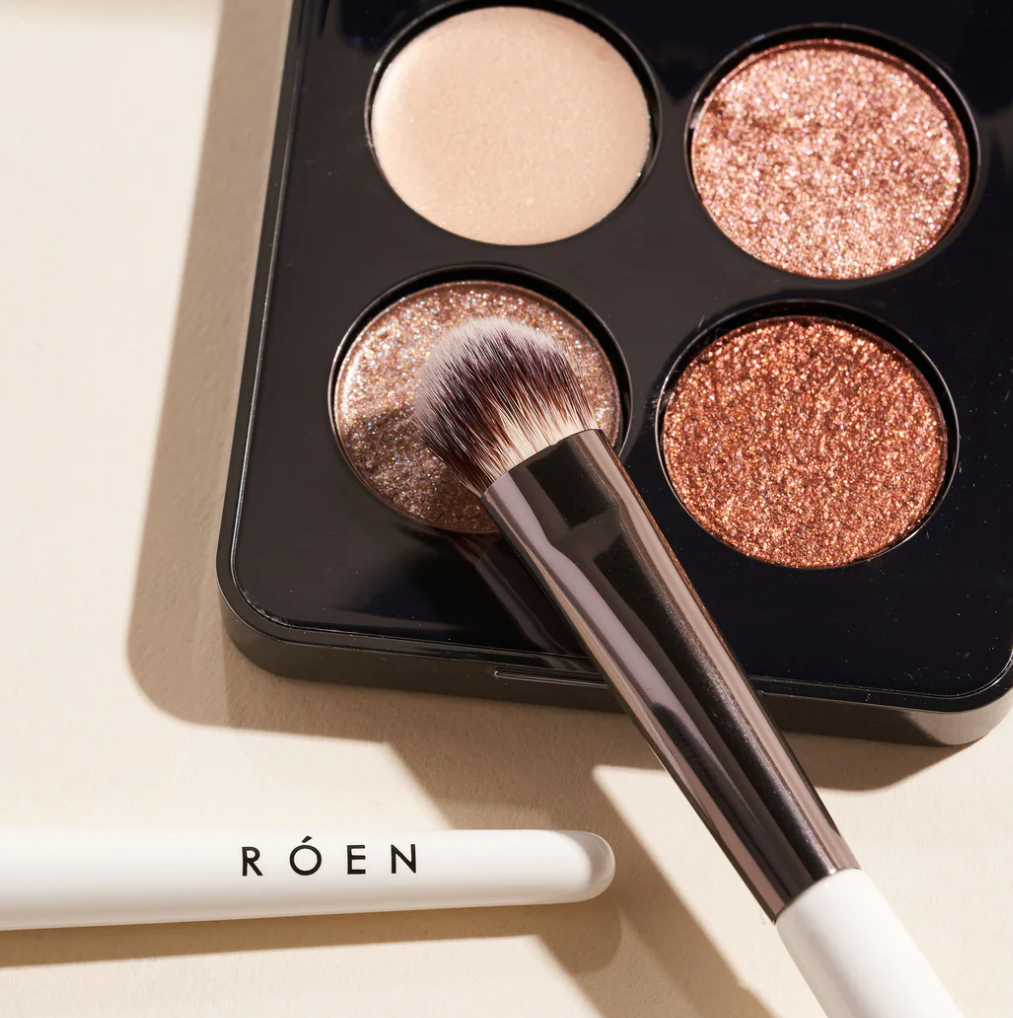 Load image into Gallery viewer, RÓEN BEAUTY All Over Eyeshadow Brush
